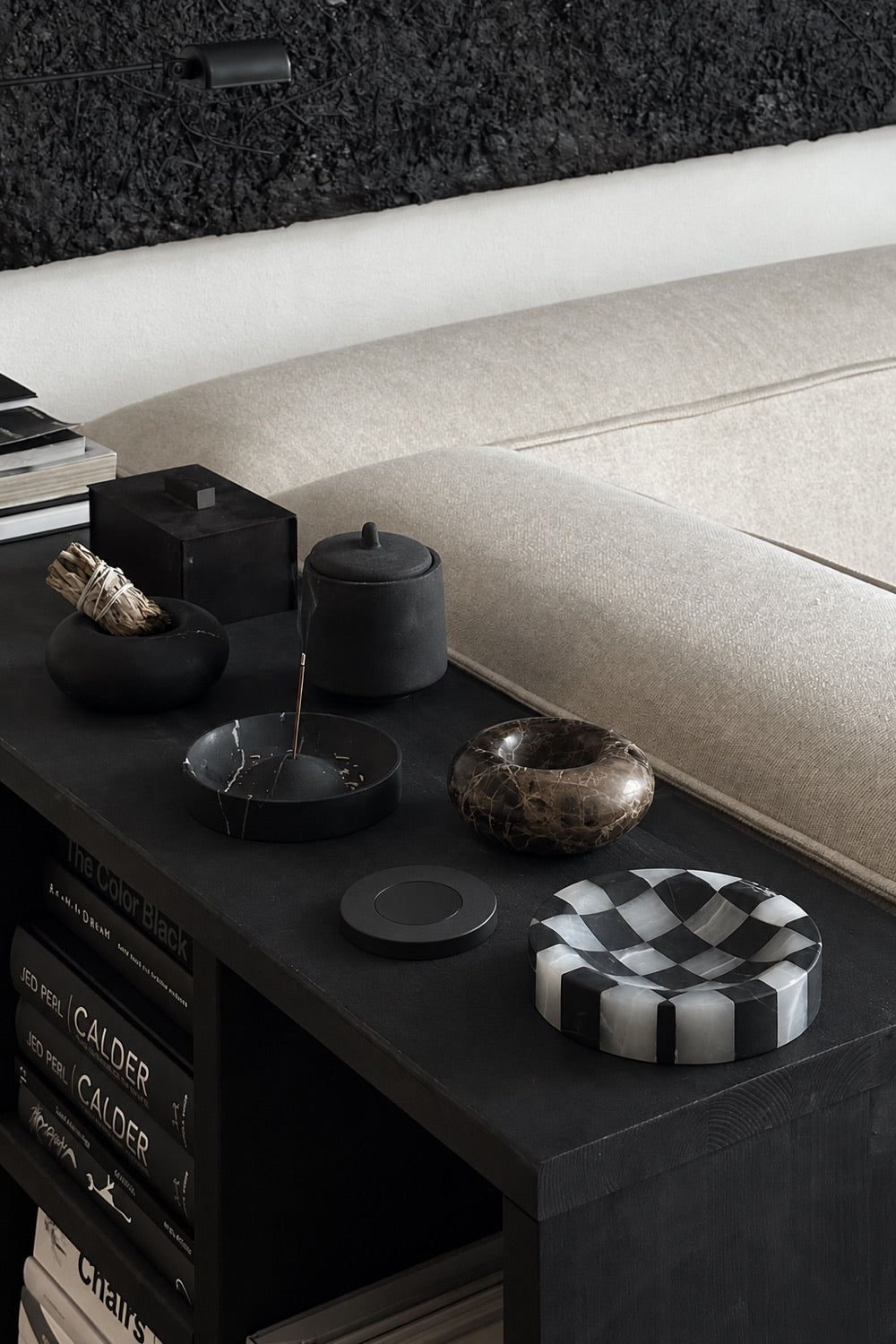 Ladri negro sobre un mueble oscuro en el living